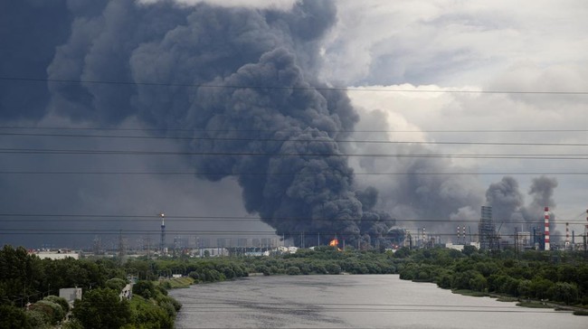 Ukraine Strikes Moscow Refinery, Disrupts Russia's Energy Lifeline