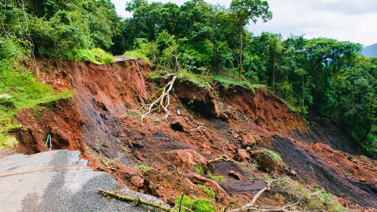 Provincial Road in Agam Collapses, Cutting Off Access to Bukittinggi