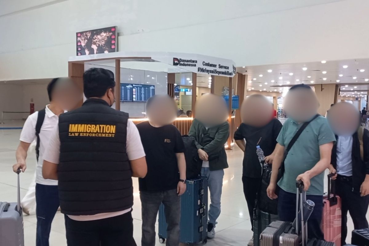 Immigration deports eight Chinese nationals from Surabaya
