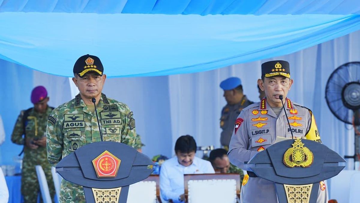Prabowo Jests That TNI Commander and National Police Chief Are Hard to Replace