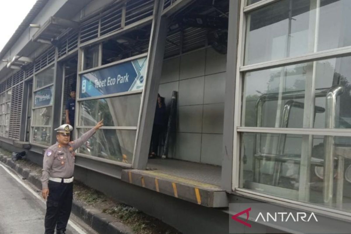 Tebet Eco Park Bus Stop Remains Operational After Being Hit by Truck