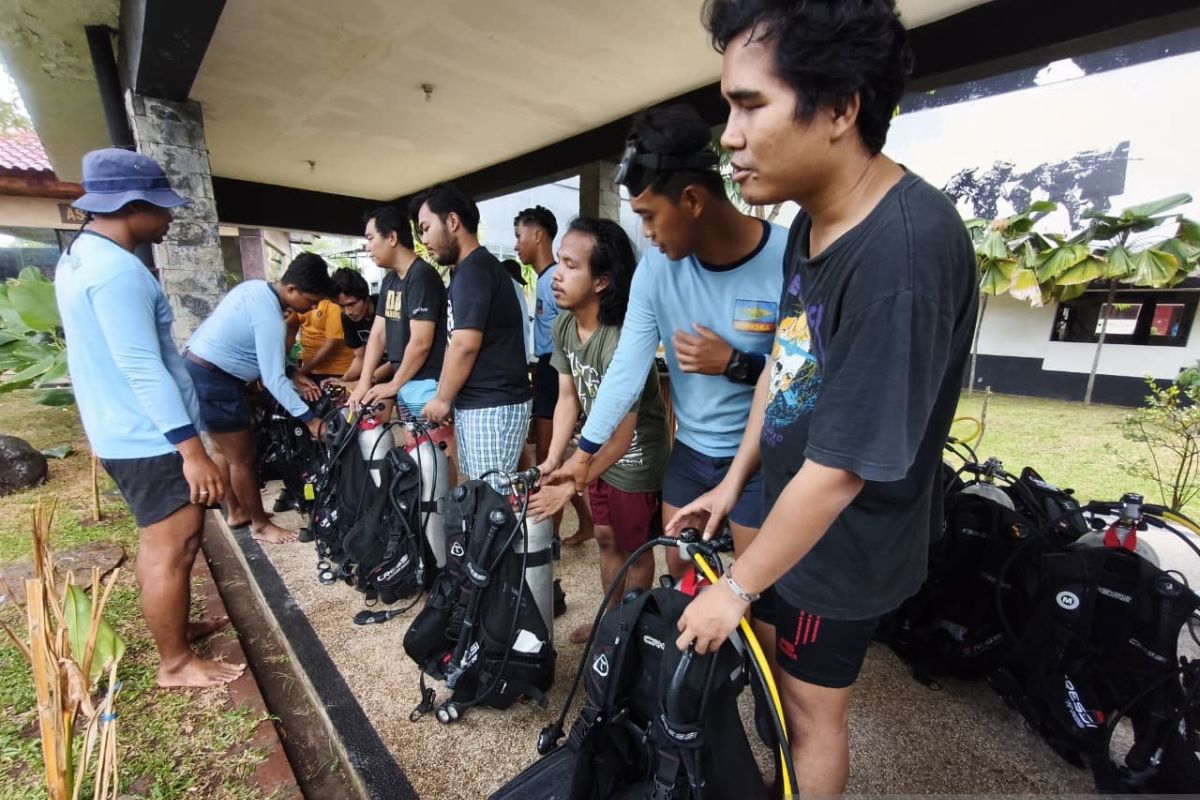 Kopaska Personnel Assist Visually Impaired Community Members in Learning to Dive