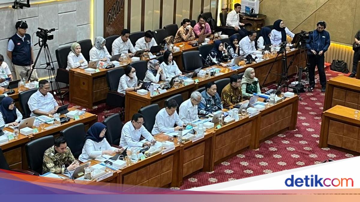 Health Minister: Some Doctors Earn Billions, Others Earn Like Parking Attendants
