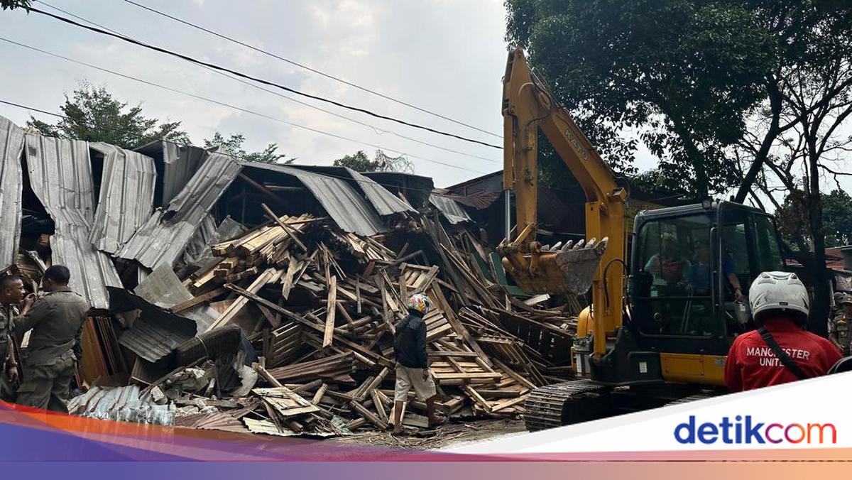 Illegal Buildings on Depok's Juanda Street Demolished, Causing Traffic Congestion