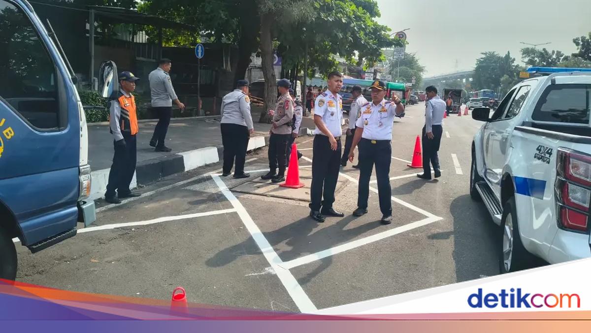 Illegal Parking Causes Congestion in Cawang, Transport Agency Implements On-Street Parking
