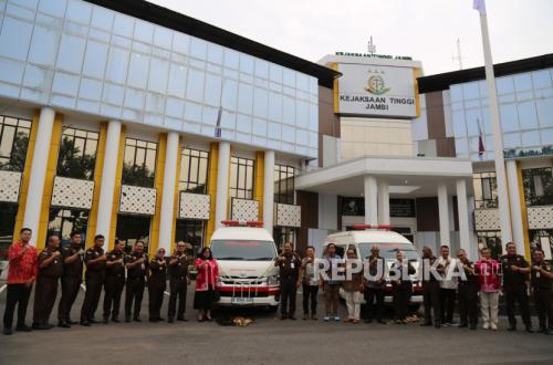 PetroChina Donates Two Ambulances to Strengthen Operational Readiness of Jambi's Adhyaksa Hospital