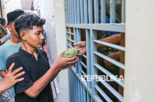 Preserving the Buka Luwur Tradition, Spreading Blessings Through Nasi Jangkrik