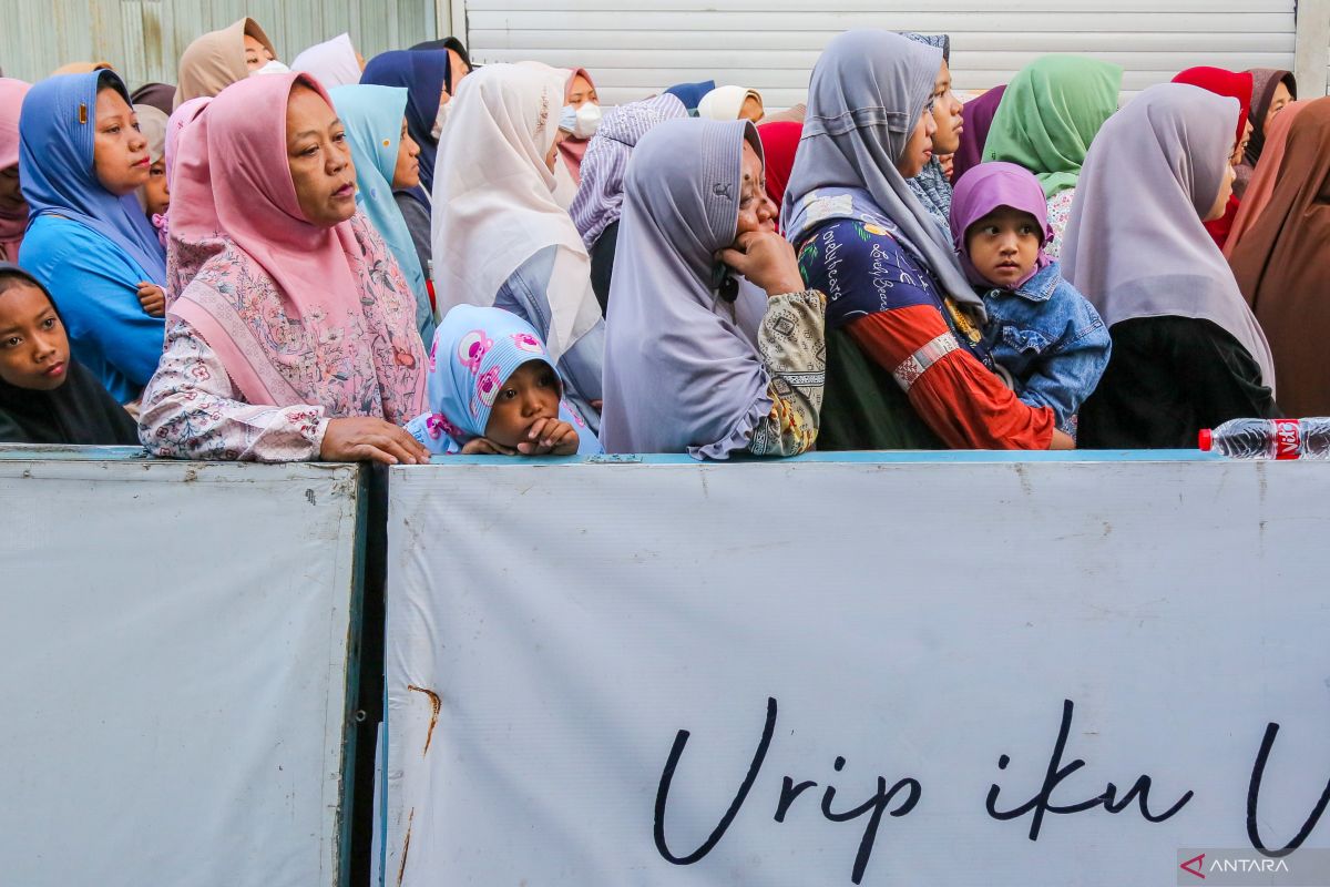 The Tradition of Distributing Nasi Jangkrik in Kudus