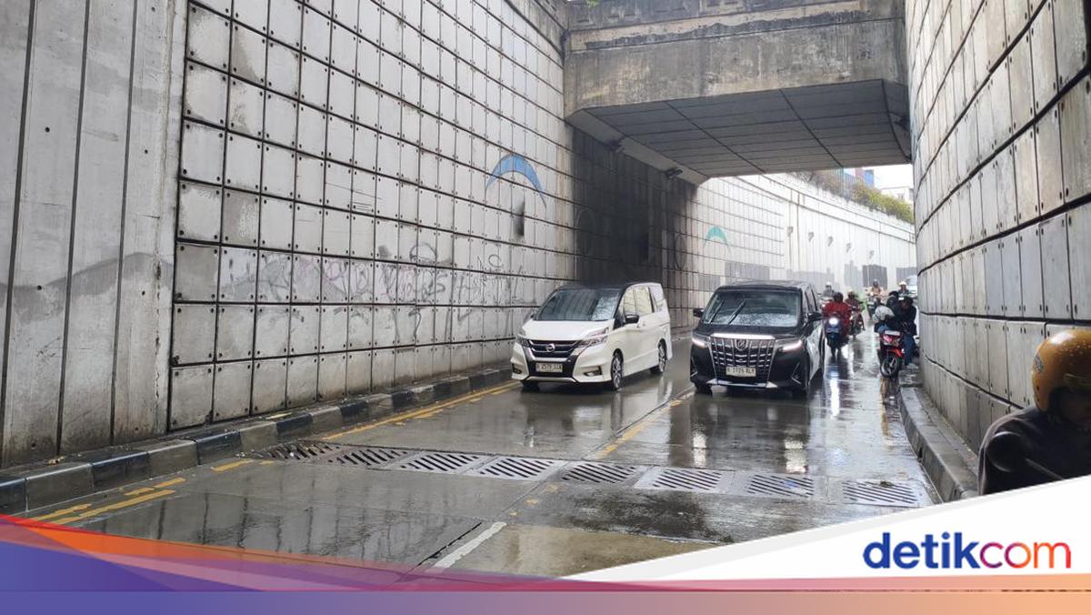Slippery Grates and Uneven Surfaces at Pasar Minggu Underpass Cause Motorcyclists to Fall