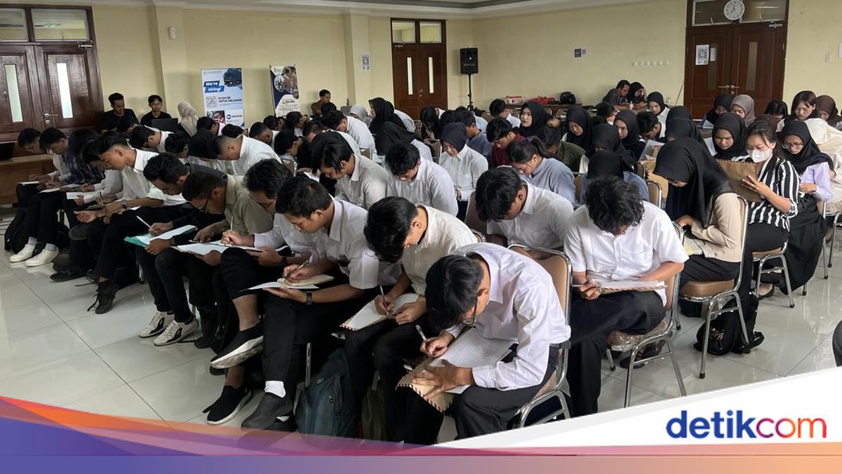 Story of Andika, a Vocational School Graduate Sandwich Generation Job Seeker at West Jakarta Job Fair