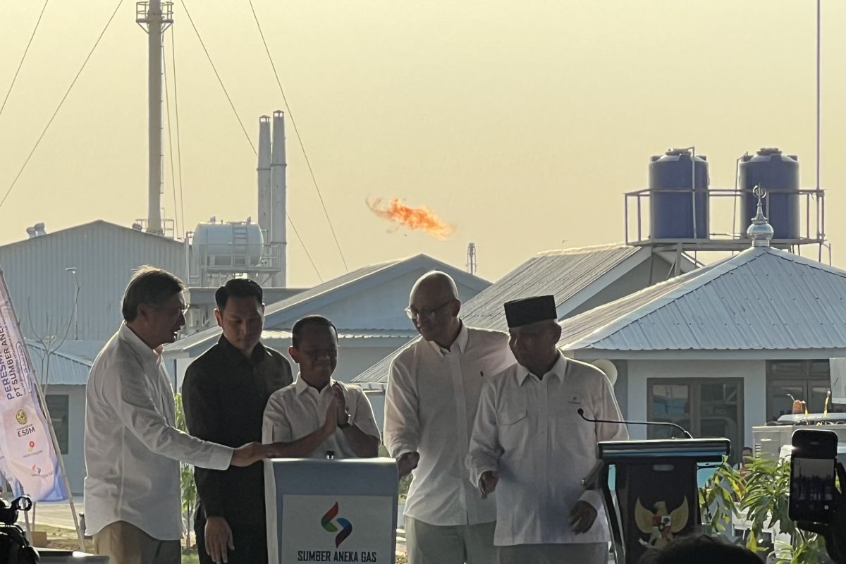 Minister Bahlil Inaugurates Mini LNG Plant in Tuban, East Java