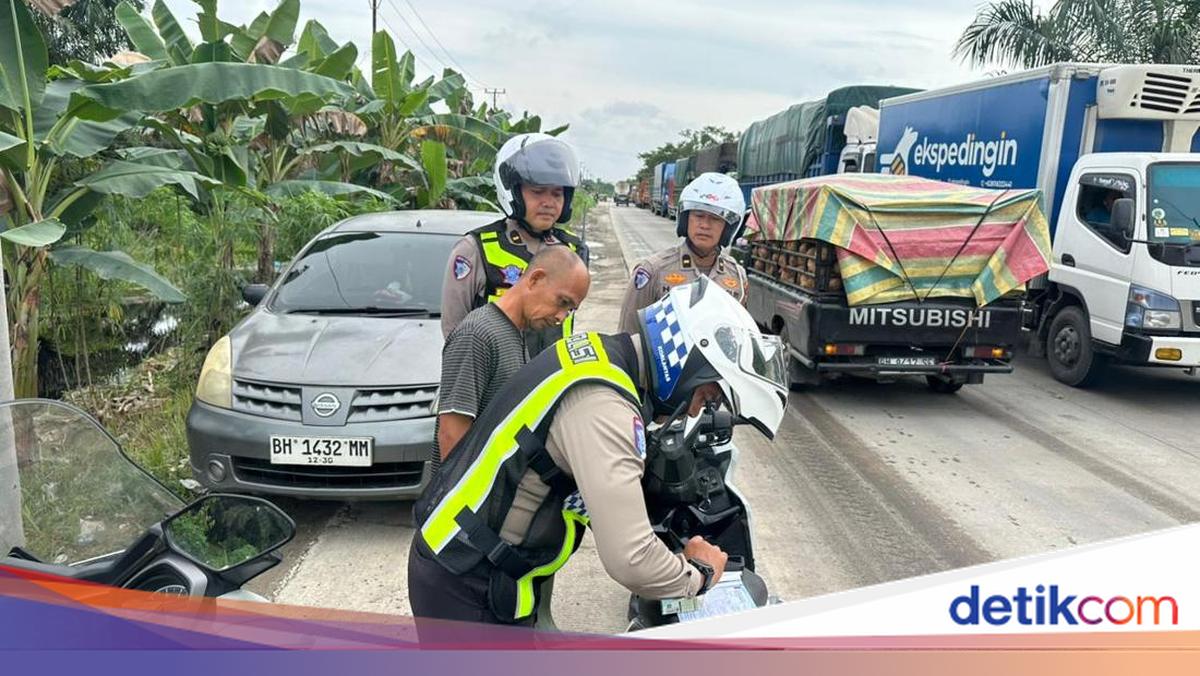 Police Clear Severe Congestion in Pelalawan, Wrong-Way Drivers Ticketed