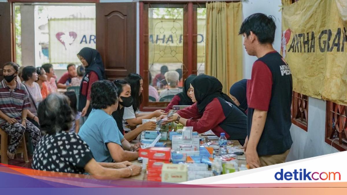 Artha Graha Peduli Holds Free Health Services and Distributes Food Packages
