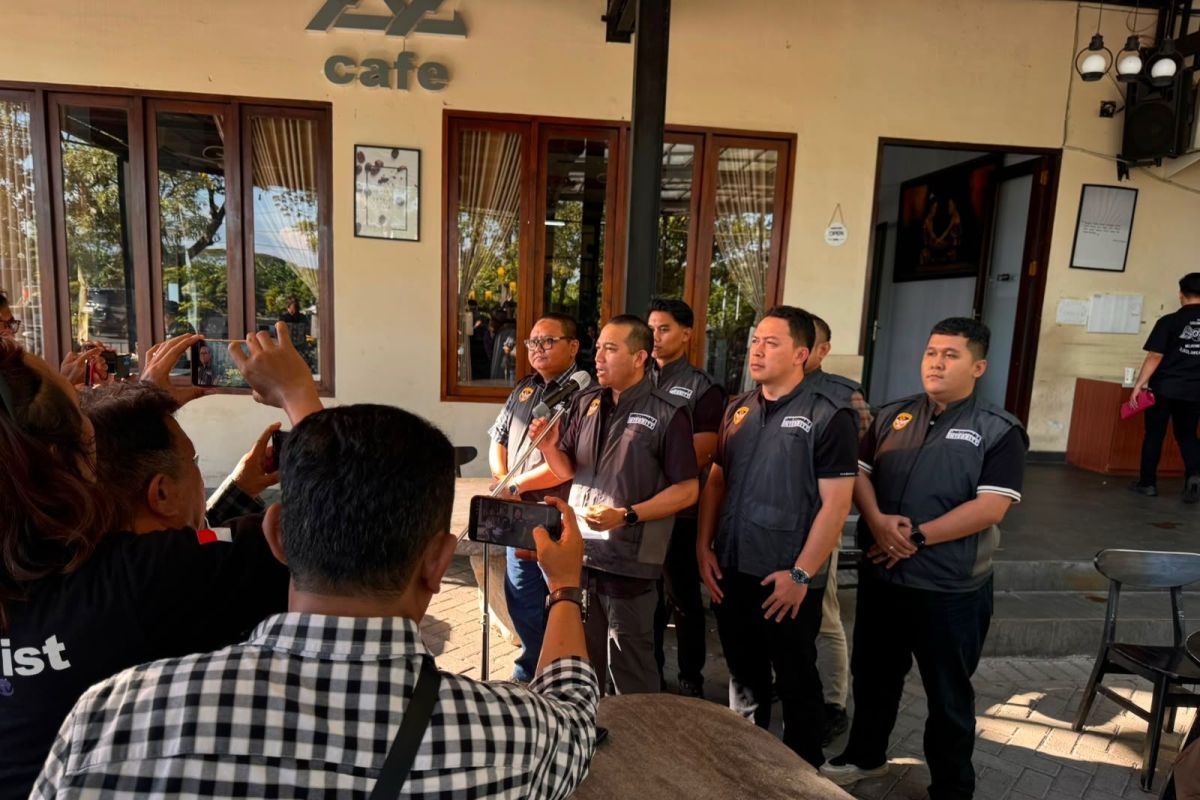 Kortastipidkor Raids Two Cafes in Sidoarjo Over Illegal Mobile Phone Import Corruption