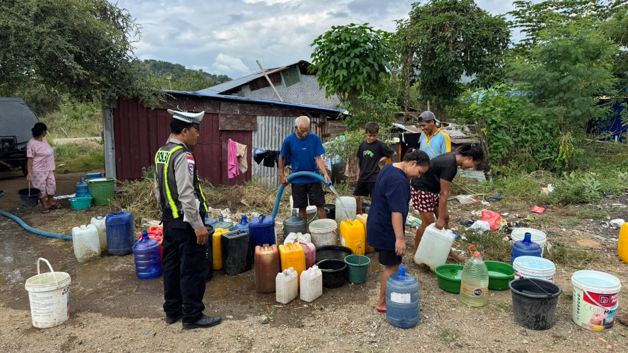 When Residents Waited for Clean Water, Manggarai Barat Traffic Police Arrived with Hope