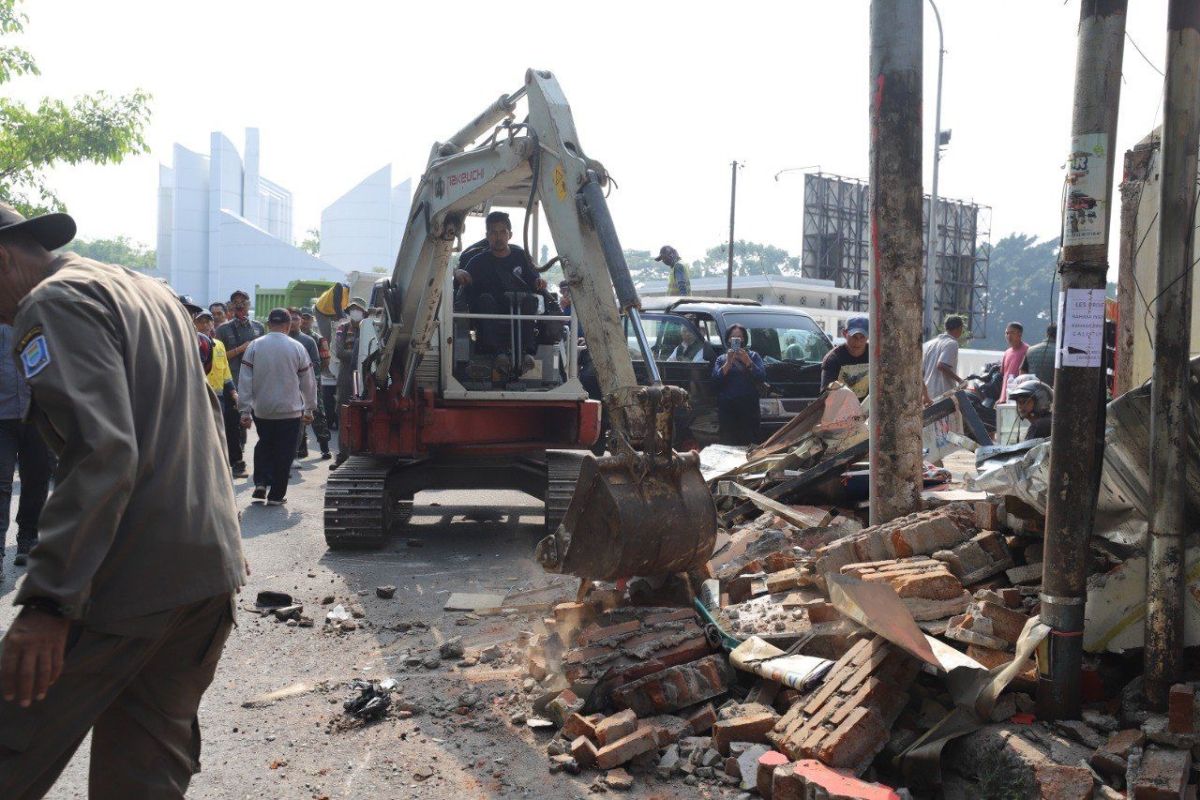 Bandung City Government Clears 63 Illegal Structures in Dipatiukur Area