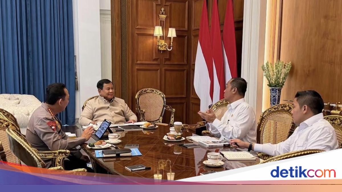National Police Chief Meets Prabowo, Reports on Security Situation