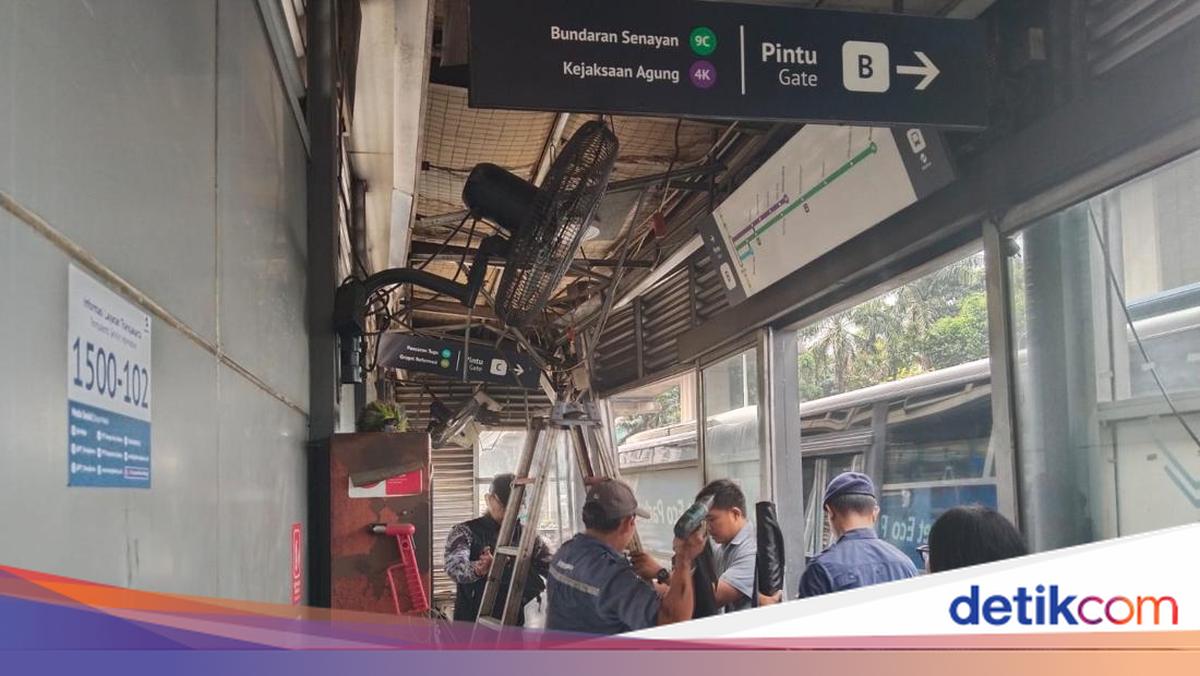 Tebet Transjakarta Shelter Damaged After Truck Collision, Driver Flees