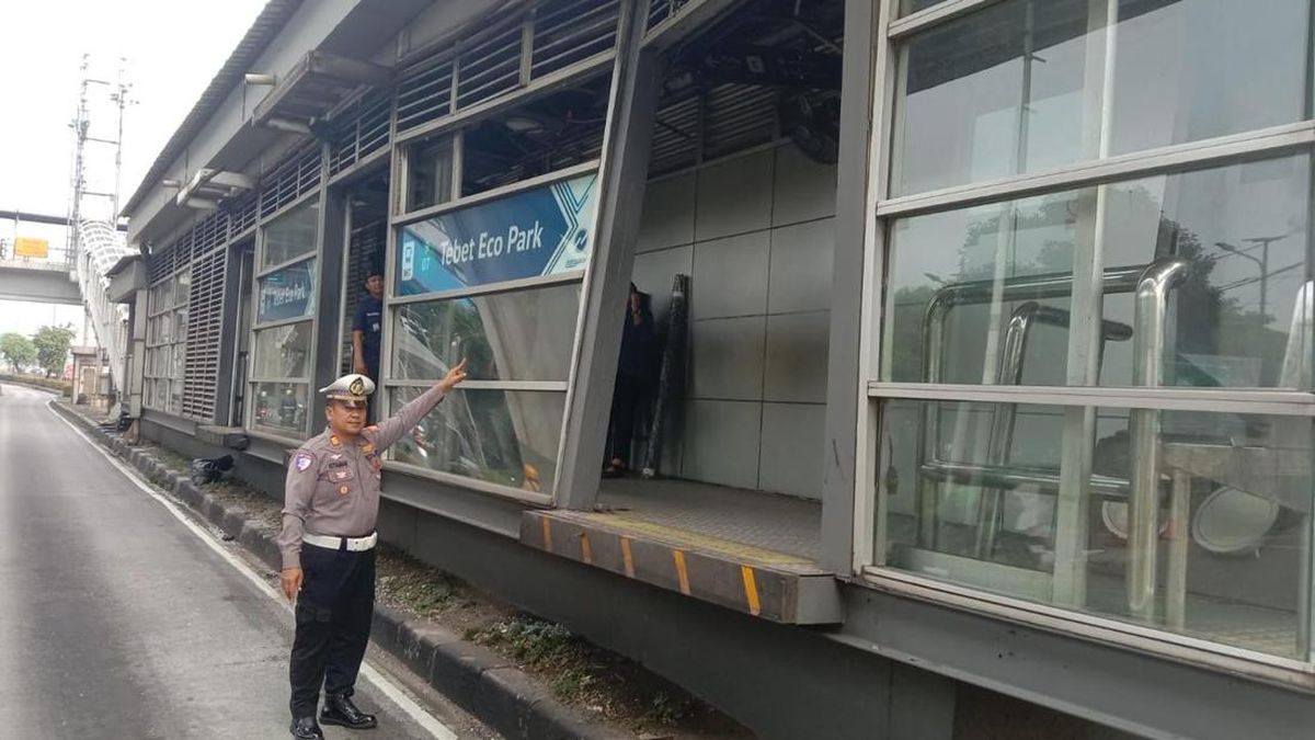 Truck Crashes into TransJakarta Bus Shelter in Tebet, Driver Flees Scene