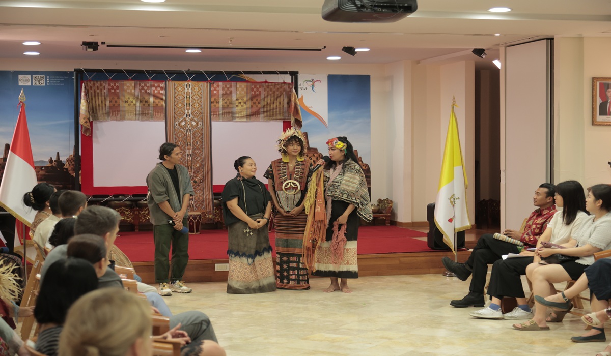 Indonesian Woven Textiles Enliven 'Women, Thread, and Time' Event in Rome