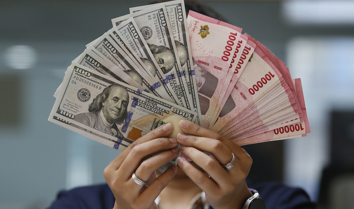 Rupiah Weakens to Rp17,988 per US Dollar