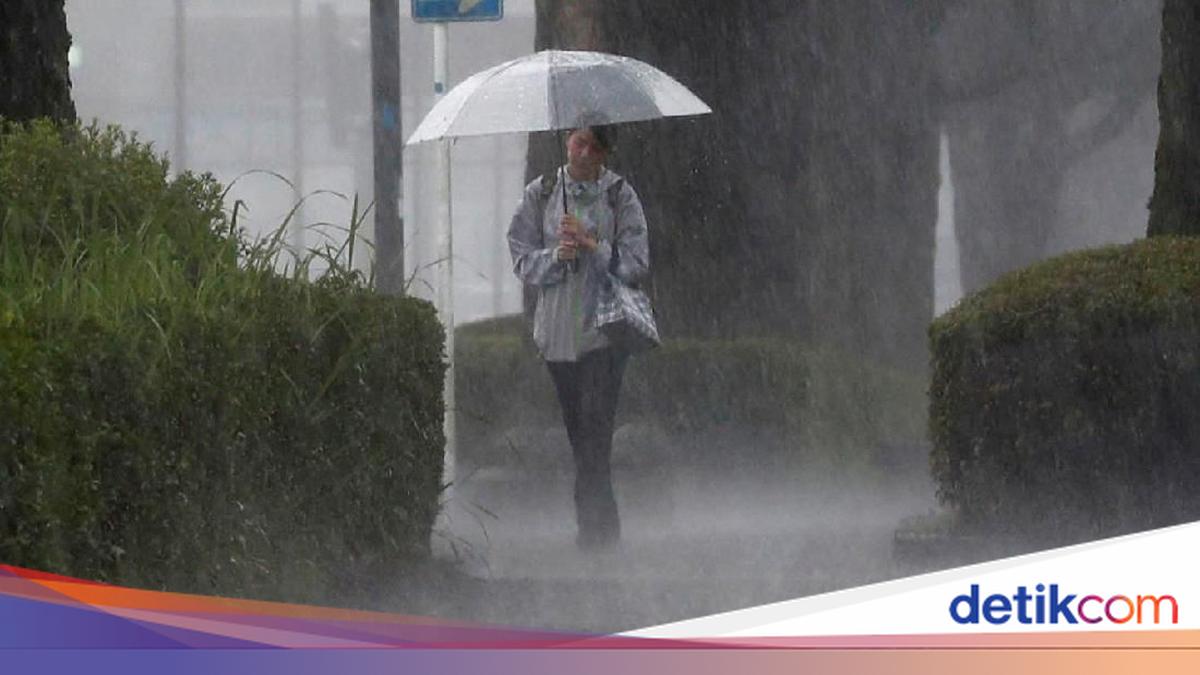 Two Million Japanese Evacuated as Typhoon Mekkhala Hits, 200 Flights Cancelled
