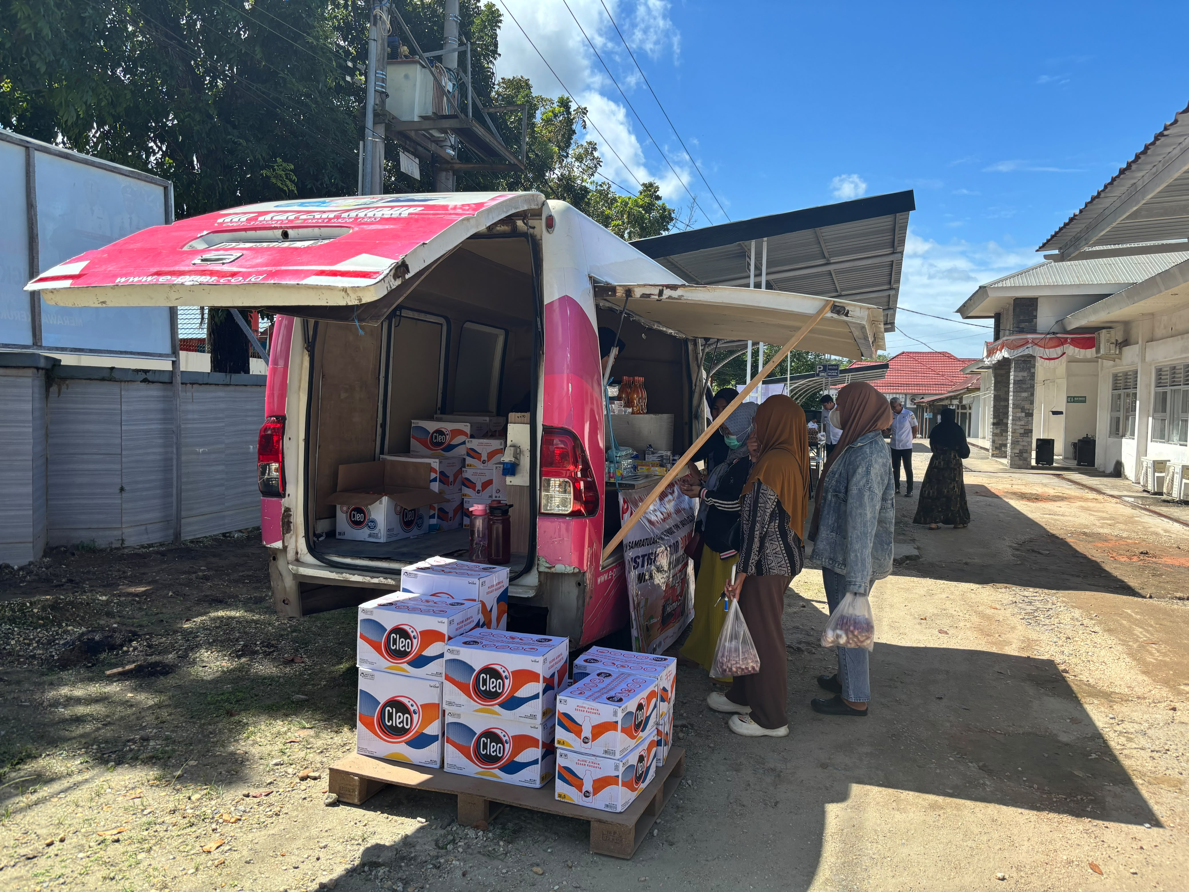 Southeast Sulawesi Cooperative Service Holds Low-Cost Food Bazaar, 5kg Rice Sold for Rp55,000