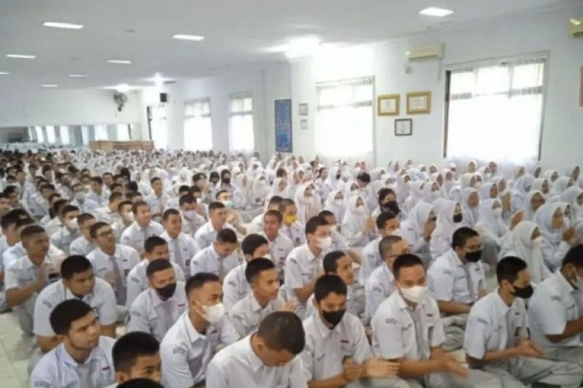 Riau Provincial Government Issues Circular Banning Schools from Selling Uniforms