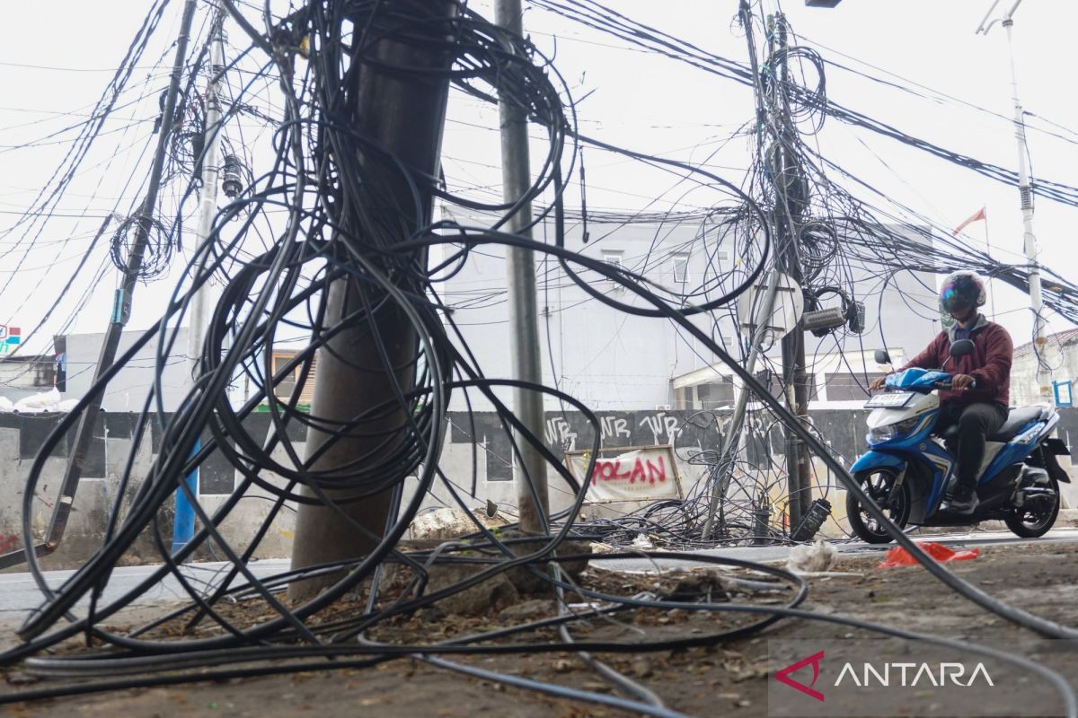 Pramono Signs Bylaw to Tackle Jakarta's Messy Cables