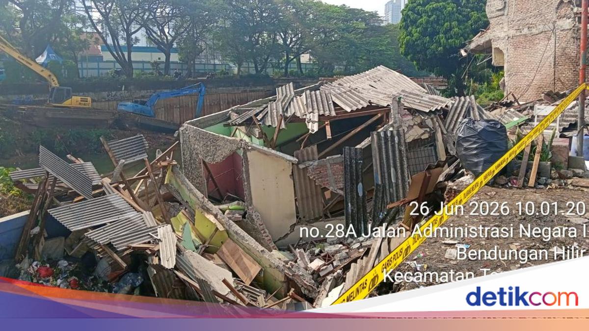 House in Benhil, Central Jakarta Collapses Due to Riverbank Landslide