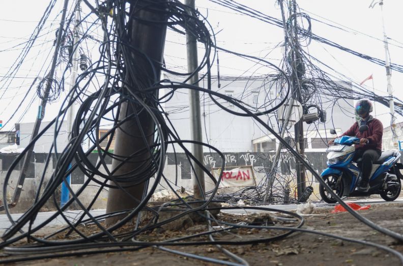 Pramono Signs Utility Network Bylaw to Tackle Jakarta's Dangling Cable Chaos
