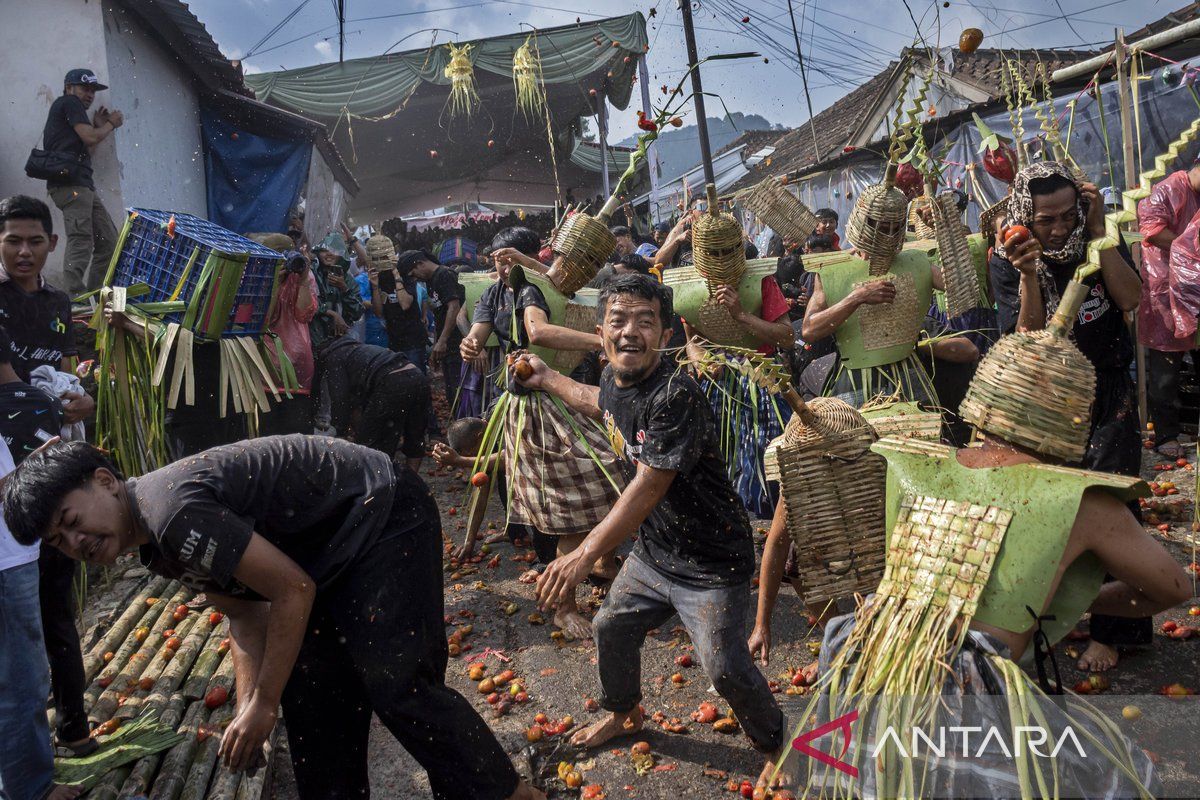 Lembang Residents Hurl Tomatoes in Rempug Tarung Perang Tomat Tradition