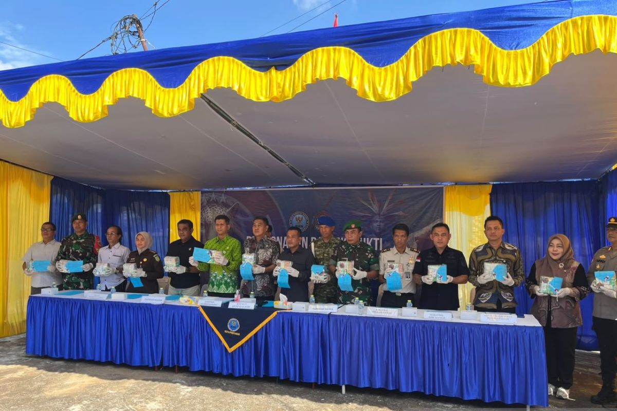 West Kalimantan BNNP Destroys Nearly 20 kg of Crystal Meth from International Network