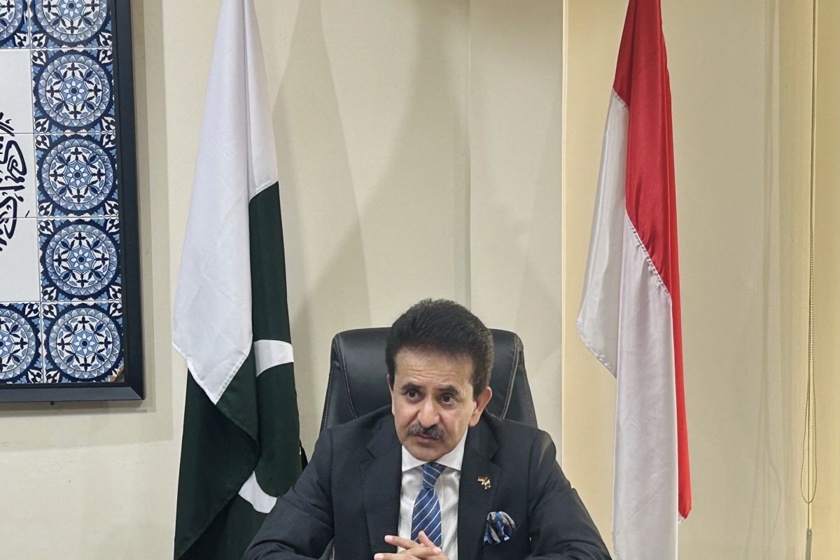 Pakistan Urges Financial Institutions to Engage in Iran's Reconstruction