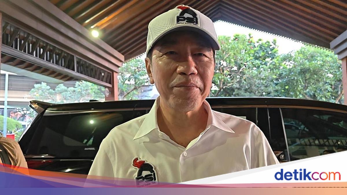 Jokowi Wears PSI Shirt and Hat Gifted by Kaesang During Lampung Visit