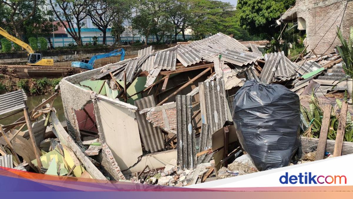 House Collapses in Central Jakarta, Owner Blames River Normalisation Project