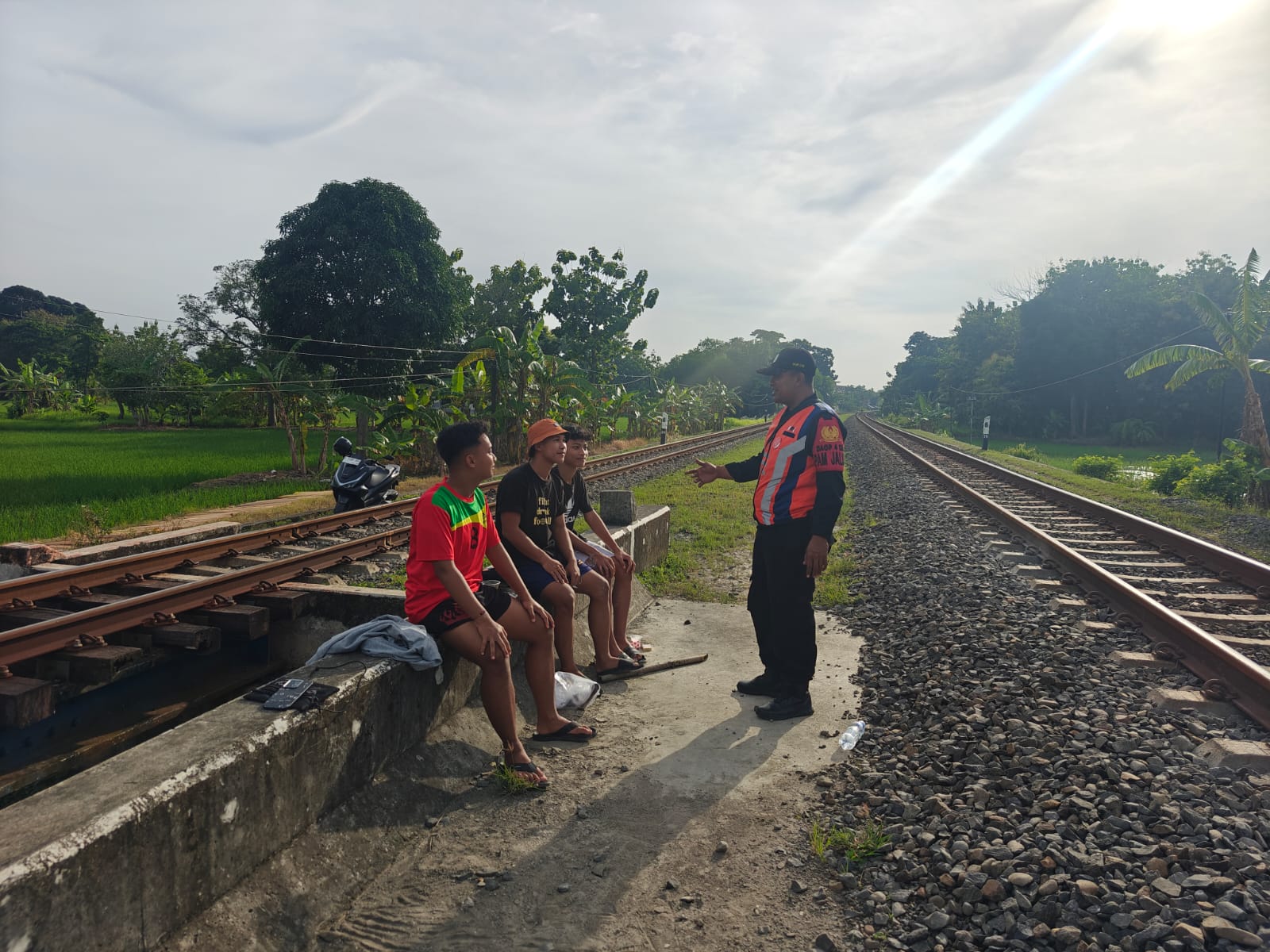 KAI Daop 4 Semarang Steps Up Patrols During School Holidays, Warns Against Trespassing on Railway Tracks