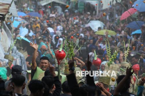 Tomato War: A Tradition of Casting Out Negative Energy and Sowing New Hope
