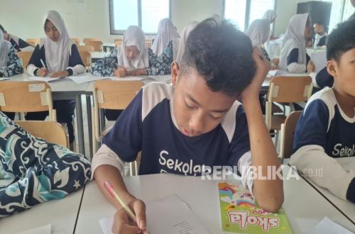 From Scavenger to Student: A Young Boy Finds Hope in Prabowo's 'Sekolah Rakyat'