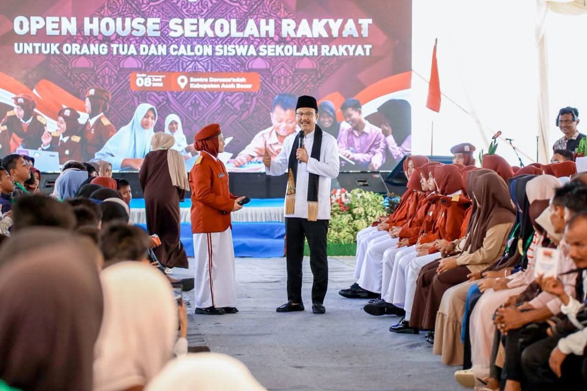 Strokes from a Sekolah Rakyat classroom guard dreams towards the heart of Thailand