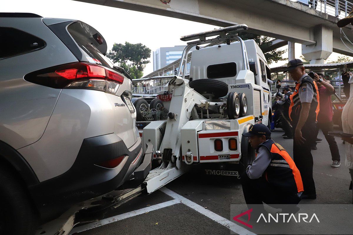 Transport Agency Permits Angled Parking on Mayjen Sutoyo Road in Cawang