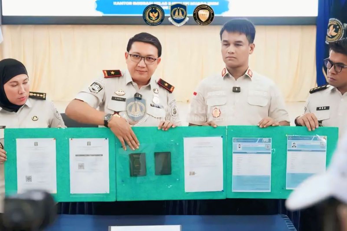 Muara Enim Immigration Deports Two Pakistani Nationals for Residence Permit Misuse