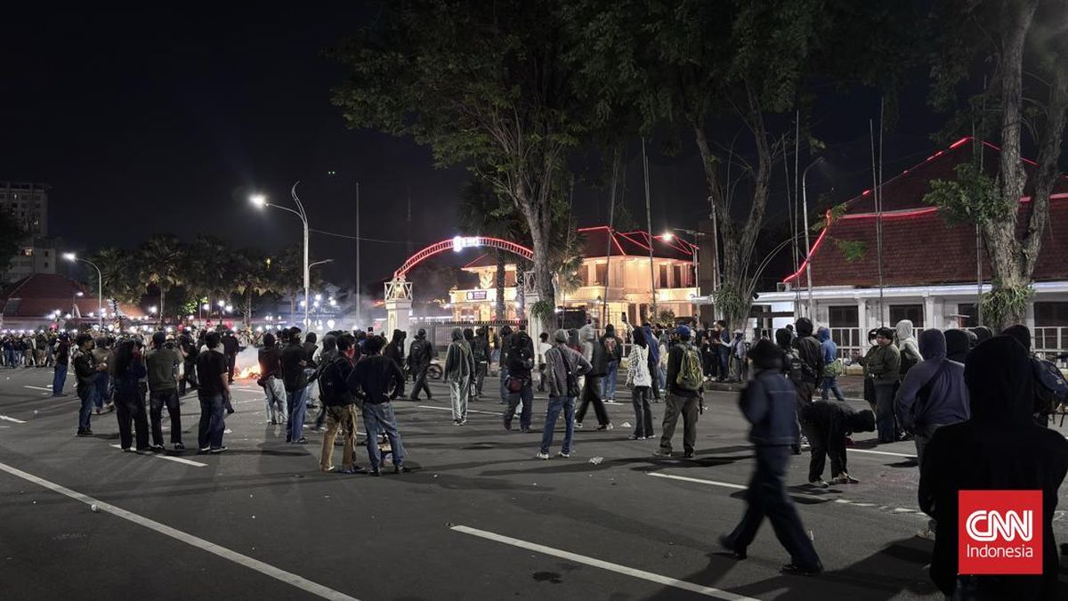 Surabaya Civil Society Protest Continues into the Night, Dispersed by Authorities