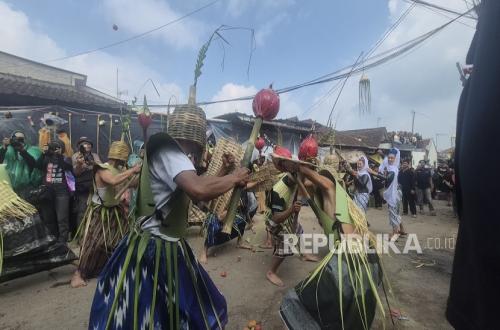 Thousands Engage in Tomato War in Lembang, a Tradition to Banish Negative Energy and Sow New Hope