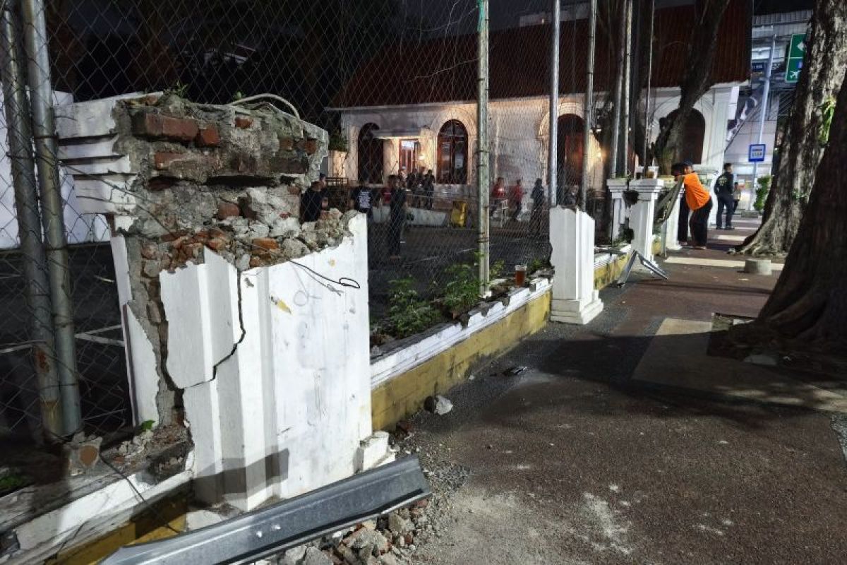 East Java Secretary Regrets Vandalism of Grahadi State Building