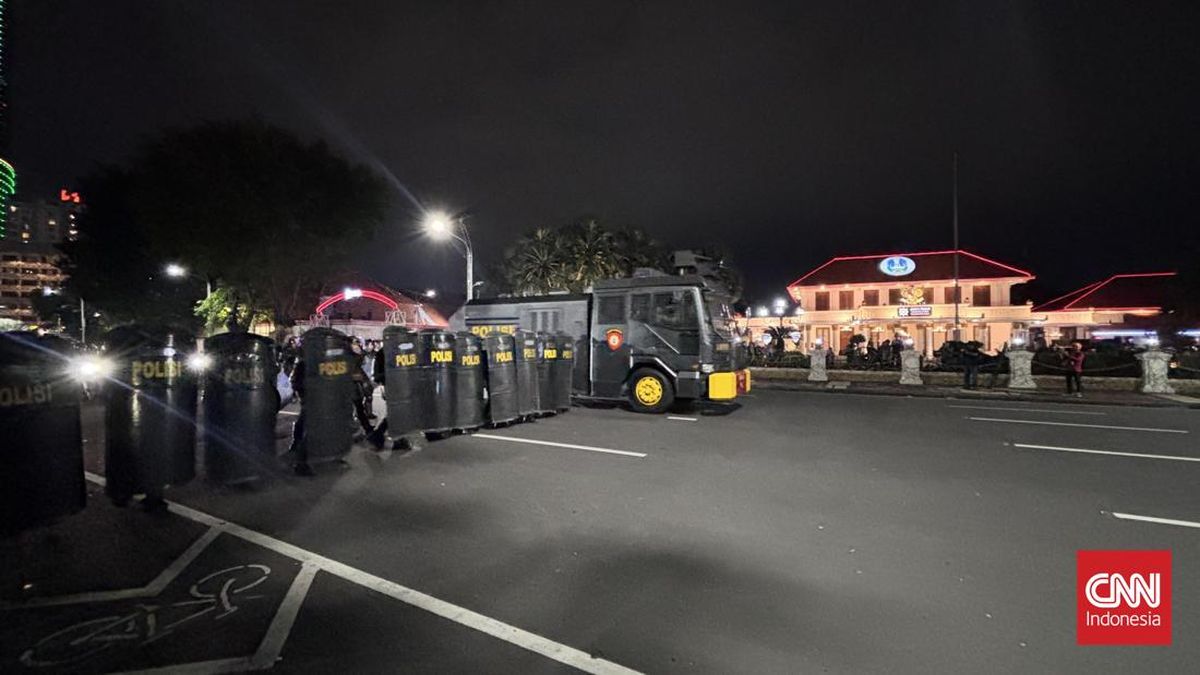 Authorities Disperse Surabaya Protest Tonight, Dozens Arrested