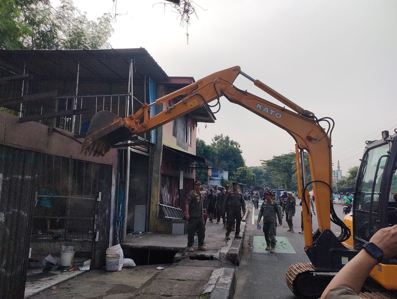 15 Illegal Buildings on Juanda Street Demolished for Green Space