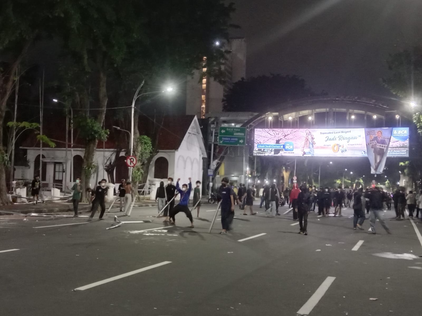 Police Arrest 20 After Protest Turns Violent Outside Surabaya's Grahadi Building