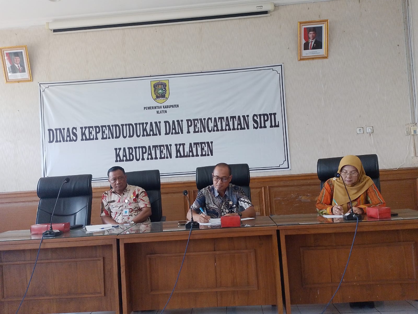 Klaten Civil Registry Office Holds Public Consultation Forum on Service Standards