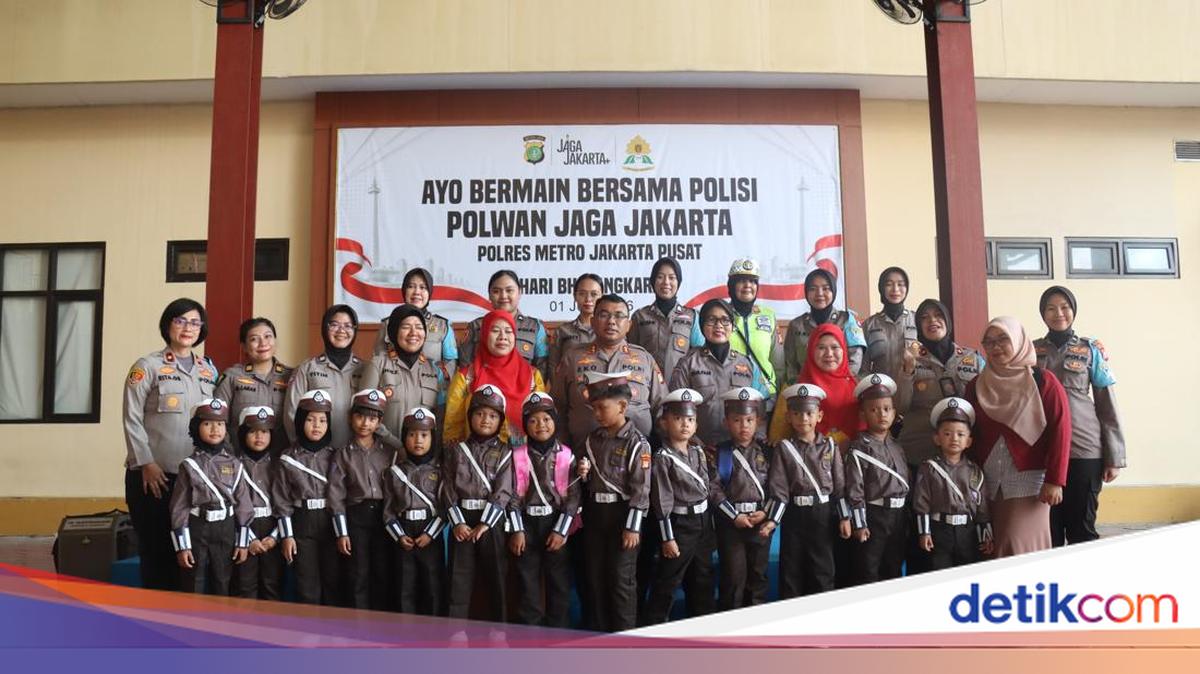 Central Jakarta Policewomen Play with 'Little Police' to Introduce Policing Early